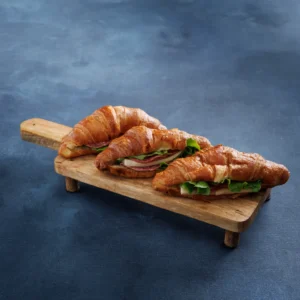 Croissant cu salami și cașcaval 10 buc.